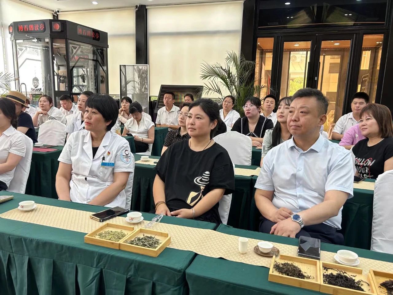 茶情雅韵 品香涤心丨全网担保网集团、温泉集团、公服集团茶艺兴趣班开课
